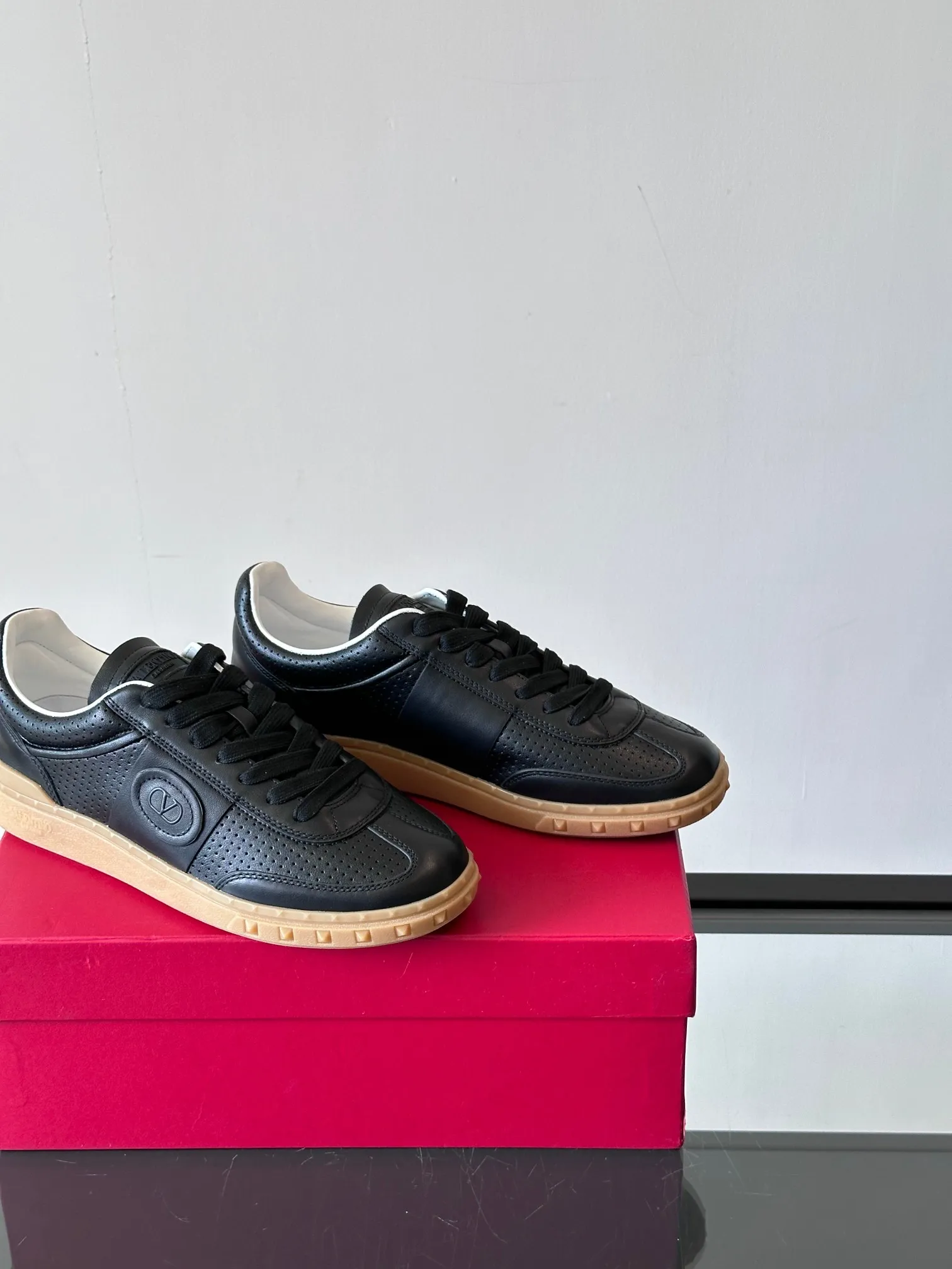 Factory price: 438💰Original quality, top version on the market VALENTINO (Valentino) latest fashion week catwalk [couples 👫 model], unique design, fashionable family specializes in slim feet🔥A fashion product of Baita [strong] Fabric: The toe is made of high mercerized triangular grain cowhide and A-grade full-grain cowhide, original lasting process Inner lining: cowhide lining + men's shoes 💰U hanging mesh feet, heels and tongues decorated with VaIentin* shallow relief oversized rivets Size: 38-44, customized 45
